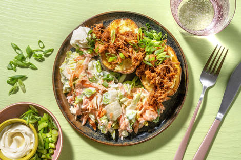 Veganes Pulled in BBQ-Marinade auf Ofenkartoffel