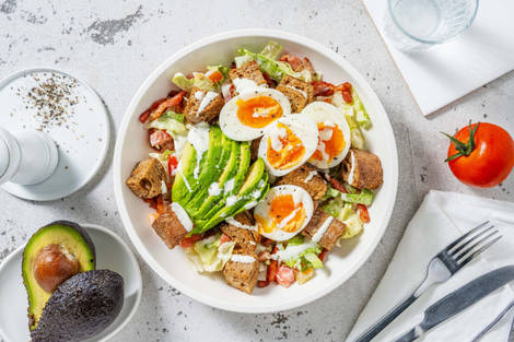 BLT-salade met ei, avocado en yoghurtdressing