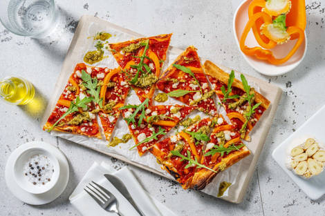 Tarte fine au fromage de chèvre et sauce au poivron