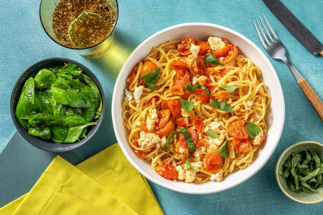 Cremige Hirtenkäse-Tomaten-Pasta mit Spinatsalat
