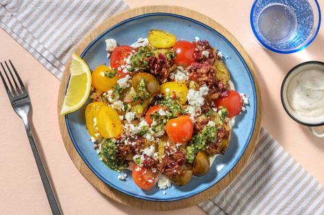 Bärlauchpesto auf Knusperkartoffeln mit Hirtenkäse