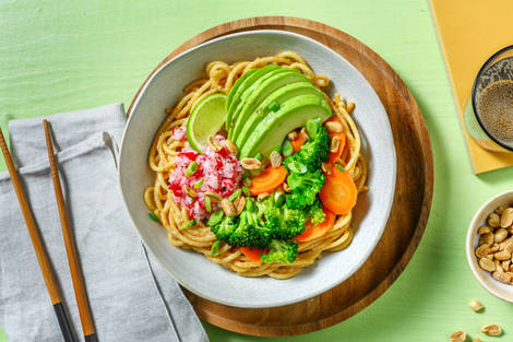 Miso Sesame Noodle Bowl mit Avocado