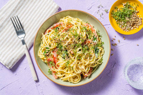 Käsig-cremige Linguine mit Paprika und Kresse