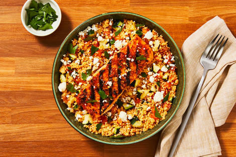 Bols de double saumon grillé et de couscous