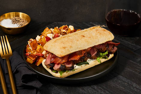 Sandwichs au steak de filet de bœuf et au bacon