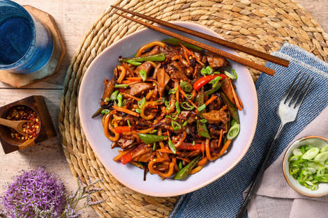 One-Pan Udon Noodles mit veganen Filetstücken