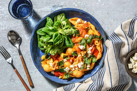 Conchiglie met rode pesto en witte kaas