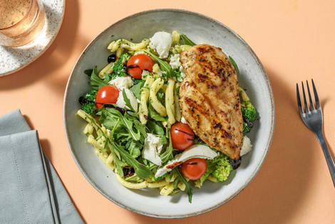 Pastasalat mit Kräuter-Dressing und extra Bio-Hähnchen