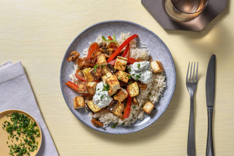 Midden-Oosters gekruide roerbak met witte grillkaas en rijst