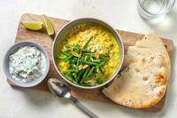 Dahl met een frisse raita en naanbrood