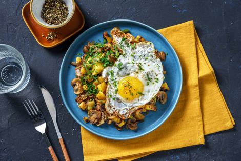 Gebakken aardappeltjes met spiegelei en champignons