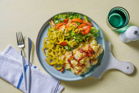 Gepofte aardappel met spek, zure room en belegen kaas