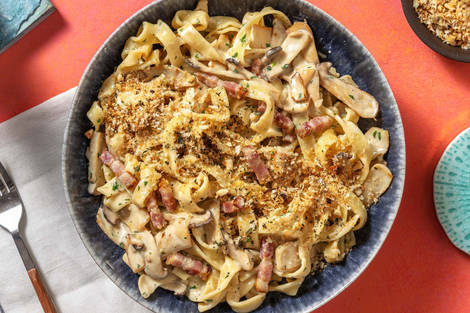 Fettuccine in Kräuterseitlingsoße & extra Bacon