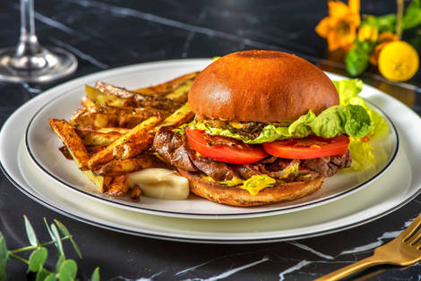 BBQ-glaserad ryggbiffsburgare och bearnaise