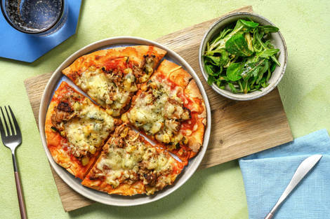 Pizza naan au bœuf, courgette & gouda