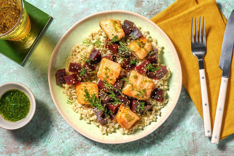 Orzo caldo-freddo con salmone e barbabietola