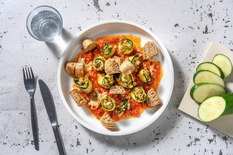 Rouleaux de courgette au poulet haché sauce tomate