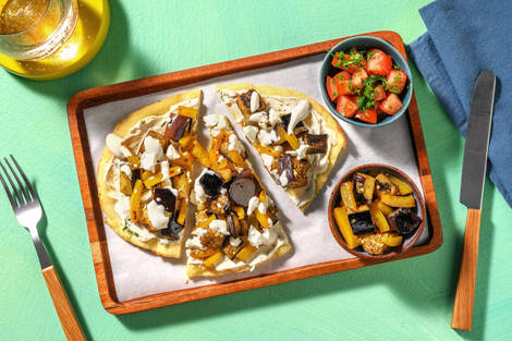 Pizza sur naan garnie de légumes à l'orientale et sauce au tahini