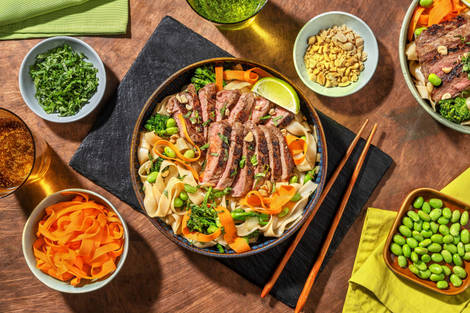 Rijstnoedelbowl met biefstuk en broccolini