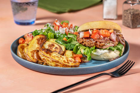 Italiaanse stijl cheeseburger met basilicumcrème