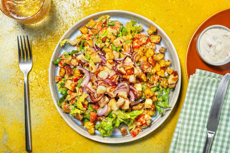 Würfelsalat mit Harissa-Grillkäse und Kartoffelcroûtons