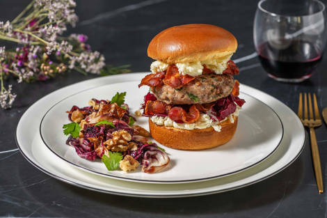 Hamburger ricco di carne, bacon e burrata