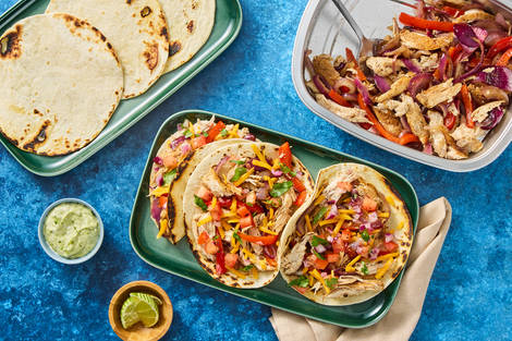 Fajitas de poulet au chili et au cumin avec crème à l’avocat et pico de gallo maison