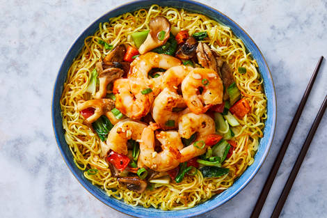 Sauté de crevettes géantes sur nouilles chow mein croustillantes
