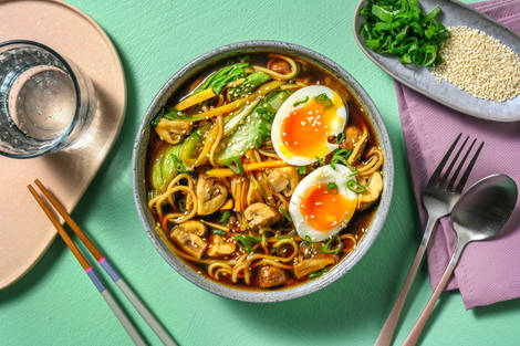 Snelle vegetarische ramen met kastanjechampignons
