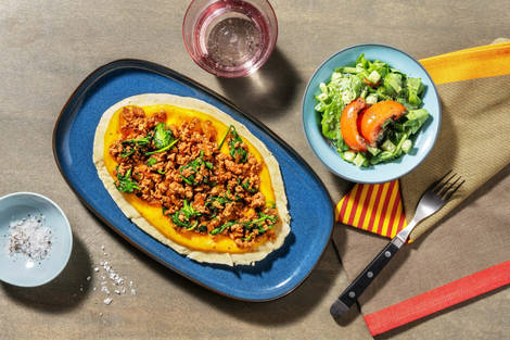 Naanpizza met yazzara, rundergehakt en spinazie