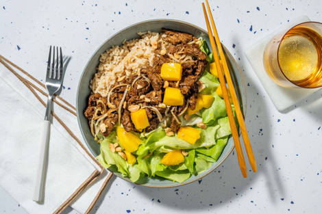Rijstsalade met vegetarische runderstukjes in teriyaki