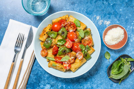 Rigatoni en salsa de cherrys con langostinos