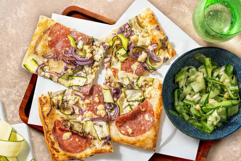 Plaattaart met courgette, salami en witte kaas