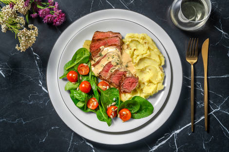 Stekt biff og kremet basilikumsaus