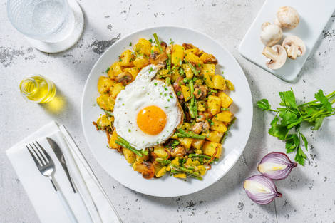 Pommes de terre sautées, œuf au plat et fromage