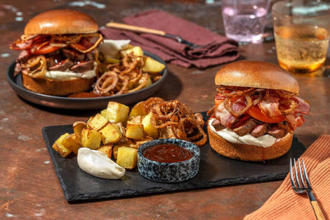 Amerikansk steakburger og BBQ-sauce