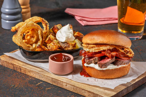 Amerikansk 'steak burger' och BBQ-sås