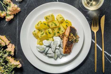 Lachs aus dem Varoma mit cremigem Gurkensalat