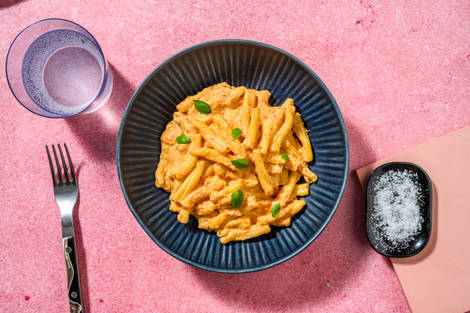 Strozzapreti cremosi al sugo di peperoni e ricotta