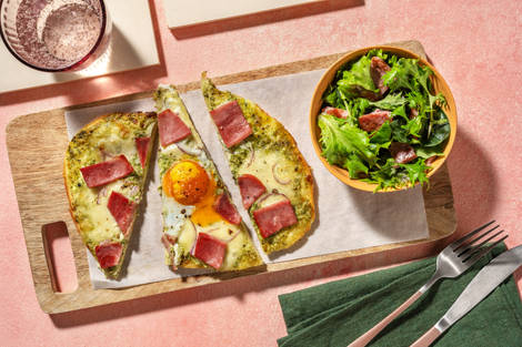 Pizza naan crème de pesto, mozza & jambon