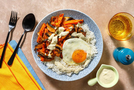 Peruaanse vegetarische roerbak met portobello en spiegelei