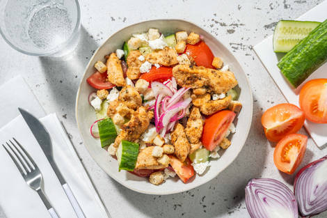 Hähnchenstreifen auf griechischem Salat
