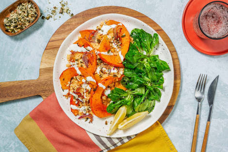 Bulgur-Salat mit marinierten Kürbisspalten