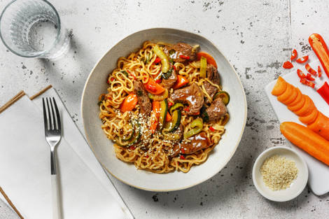 Steak, nouilles & pak-choï sautés