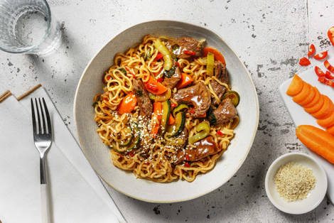 Sauté d'émincés de steak en sauce à l'asiatique et nouilles