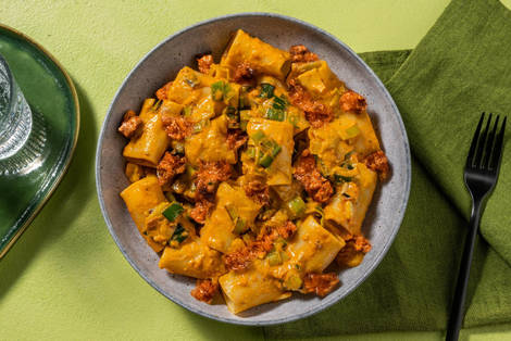Paccheri-Pasta mit Hackfleisch auf tomatiger Cremesoße