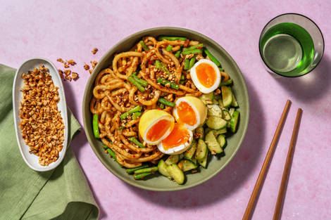 Nouilles udon relevées et œufs marinés
