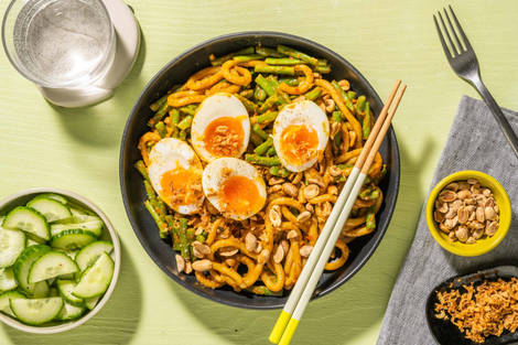 Nouilles udon relevées sautées et œufs marinés