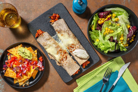 Enchiladas au poulet avec nachos épicés et dip d'avocat