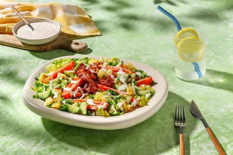 Tijuana-Caesar Salad mit Bacon, dazu eine Limo